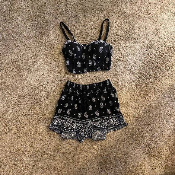 Black and White Crop Top and Short Set - Picture 3 of 4